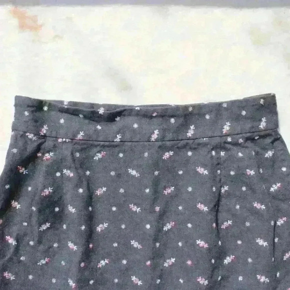 ANTHROPOLOGIE Pencil Skirt Gray Embroidered Flowers Dark Academia Size S / M - Picture 9 of 9